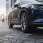 El sistema de suspensión logra un equilibrio entre confort y control. Absorbe irregularidades sin perder estabilidad, ofreciendo una conducción suave pero firme, comparable a sistemas mucho más costosos.