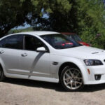 Un sedán con motor V8 de 415 CV capaz de acelerar como un deportivo. Su problema fue el cierre de Pontiac, que cortó cualquier posibilidad de éxito comercial.