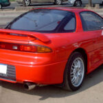El Mitsubishi GTO VR-4 era un despliegue tecnológico impresionante. Incorporaba dirección en las cuatro ruedas, aerodinámica activa y suspensión adaptativa. Todo esto en los 90, cuando la mayoría de los autos aún eran mucho más simples.
