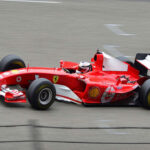 El Ferrari F2004 dominó la temporada 2004 con autoridad. De la mano de Michael Schumacher, logró 15 victorias en 18 carreras. Uno de los autos más exitosos en la historia de la Fórmula 1.