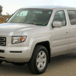 Una pickup distinta: chasis monocasco, manejo cómodo y soluciones prácticas como el baúl oculto en la caja. No era tradicional para el segmento, pero ofrecía una combinación única de utilidad y confort.