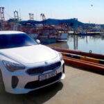 Kia también produce vehículos en Corea del Sur, México, Eslovaquia y China. Cada planta se especializa en determinados modelos según el mercado.

Corea sigue siendo el principal centro de producción de la marca, mientras que el resto de fábricas cubren la demanda regional.

Este sistema permite ajustar costes, normativas y diseño según cada continente.