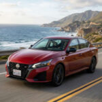 El Nissan Altima es muy popular, pero su caja CVT ha generado numerosas quejas en talleres.

Los mecánicos señalan desgaste prematuro y fallos que pueden requerir sustituciones costosas.

Es un punto clave a considerar si se busca un coche para muchos años de uso.