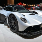 Aston Martin ha utilizado el V12 en algunos de sus modelos más extremos, como el Valkyrie, desarrollado junto a Cosworth.

Este motor atmosférico de altas revoluciones es uno de los más avanzados del mundo, con cifras cercanas a los motores de competición. Sin embargo, la marca está migrando progresivamente hacia sistemas híbridos.