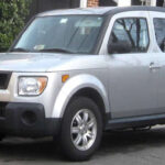 El Honda Element es uno de los SUV más peculiares que ha producido la marca, tanto por diseño como por concepto. Su carrocería cuadrada no fue del agrado de todos, pero respondía a una idea muy clara: maximizar el espacio interior y la practicidad. Su interior era altamente configurable y resistente, pensado incluso para actividades al aire libre. Mecánicamente era muy fiable, como casi todos los Honda de su época, pero su estética rompió con el mercado tradicional, lo que acabó limitando sus ventas pese a su gran funcionalidad.