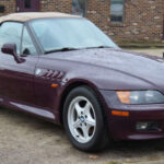 El Z3 se hizo famoso por su diseño y cine, pero la versión 1.9 era tranquila. Su aceleración rondaba los 8 segundos, más cercana a un coupé turístico que a un deportivo puro.