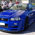 El famoso “Godzilla” japonés es un caso clásico de infravaloración. Por el acuerdo interno entre fabricantes japoneses, se declaraban 280 hp, aunque en realidad superaba los 330 hp. Su sistema de tracción total ATTESA E-TS y su motor RB26DETT lo convirtieron en un icono del rendimiento real por encima del papel.