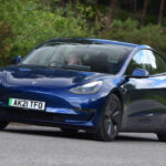 El Model 3 sigue siendo una referencia en el mercado de segunda mano. Destaca por su eficiencia, autonomía y tecnología. Las versiones Long Range alcanzan hasta 373 millas, mientras que las variantes Performance ofrecen aceleraciones propias de deportivos. Además, su red de carga y software continúan siendo un punto fuerte frente a la competencia.