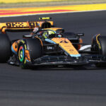 El McLaren F1 sigue siendo una leyenda absoluta. Con su V12 BMW de 6.1 litros y 627 CV, alcanzó 240,1 mph, convirtiéndose durante años en el coche más rápido del mundo. Su configuración de tres plazas y su diseño centrado en el conductor lo convierten en un icono irrepetible.