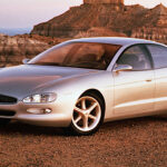 Desarrollado por GM en Australia bajo la influencia de Opel, el XP2000 era una berlina conceptual que buscaba combinar eficiencia y diseño global. Aunque tenía potencial de producción, nunca superó la fase de prototipo.