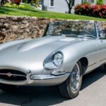 Considerado uno de los autos más bellos de todos los tiempos, el E-Type combina elegancia, potencia y herencia deportiva. Su capó largo, ruedas de radios y faros cubiertos de vidrio lo hacen inolvidable. Más que un auto, es un ícono de diseño que sigue acelerando corazones décadas después.