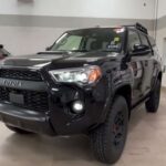 Legendario por su robustez y capacidades off-road, el 4Runner mantiene su diseño body-on-frame y motor V6 potente. Su durabilidad y practicidad lo hacen perfecto tanto para ciudad como para montaña, con tecnología y espacio interior que convencen a conductores exigentes.