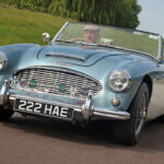 El Austin Healey 3000 utilizaba un seis en línea de 2.9 litros derivado de la serie C de BMC. Este motor no solo ofrecía buenas prestaciones, sino que también brilló en competición, consolidando la reputación del modelo en rally y resistencia.