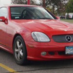 El Mercedes-Benz SLK320 innovó con su techo retráctil, pero esa complejidad técnica trajo problemas. Fallos en los sistemas hidráulicos y altos costes de mantenimiento afectaron su reputación.