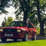 El Audi Sport Quattro cambió para siempre el mundo del rally gracias a su sistema de tracción total. Equipado con un motor turbo de cinco cilindros y 302 CV, aceleraba de 0 a 100 km/h en 4.8 segundos. Su tecnología y rendimiento lo convirtieron en un icono del Grupo B y en uno de los coches más influyentes de la historia del automovilismo.