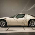 El Lamborghini Miura revolucionó la industria al introducir el motor central en un coche de calle. Su V12 de 350 CV ofrecía un rendimiento brutal para la época, pero también un comportamiento delicado. Inspirado en la Fórmula 1, fue el primer superdeportivo moderno.