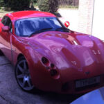 El TVR Typhon es uno de los modelos más misteriosos de la marca, con muy pocas unidades producidas. Con unos 550 CV y carrocería de fibra de carbono, prometía superar los 320 km/h. Problemas técnicos y financieros limitaron su desarrollo, convirtiéndolo en una leyenda casi desconocida.