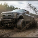 La transmisión automática de 10 velocidades recibiría mejoras internas para soportar el aumento de potencia. Diferenciales más robustos y ejes reforzados garantizarían durabilidad incluso en condiciones extremas.