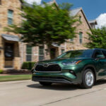 El Highlander es un SUV familiar equilibrado, con buena reputación en fiabilidad y confort. Sus opciones híbridas y su equipamiento tecnológico lo hacen muy competitivo, aunque sin destacar especialmente frente a rivales más modernos.