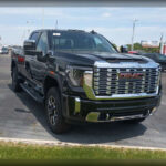 La GMC Sierra 2500HD comparte muchas virtudes con su hermana Silverado, pero añade un enfoque más premium. Su durabilidad mecánica y su calidad de construcción la convierten en una opción fiable para quienes buscan resistencia sin renunciar al confort.
