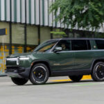 Pensado para aventura, el R1S ofrece capacidades off-road reales, enorme potencia y hasta tres filas de asientos. Su autonomía es competitiva en versiones superiores, aunque consume más energía debido a su tamaño y enfoque robusto.
