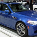 El BMW M5 Hurricane RRs también alcanza los 800.000 dólares, con 830 hp y un enfoque en rendimiento total. Fue considerado uno de los sedanes más rápidos del mundo, combinando lujo con potencia extrema.