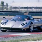 El Pagani Zonda, uno de los hiperdeportivos más exclusivos, utilizó controles de climatización compartidos con otros fabricantes. Además, su motor derivaba de bloques desarrollados por Mercedes-AMG, combinando lujo con ingeniería probada.