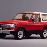 El Nissan Patrol evolucionó hacia un diseño más moderno sin perder robustez. Con chasis de largueros y ejes rígidos, ofrecía una combinación perfecta entre trabajo duro y uso recreativo.