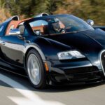 El Bugatti Veyron 16.4 Grand Sport Vitesse lidera esta lista como el roadster más potente. Su motor W16 quad-turbo de 1.200 CV le permitió alcanzar cifras récord, convirtiéndose en el descapotable más rápido del mundo en su momento.
