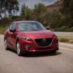 El Mazda3 combina eficiencia y placer de conducción como pocos compactos. Ligero, ágil y bien construido, sigue siendo una opción muy atractiva para el día a día. Es ideal para quienes quieren algo práctico sin renunciar a sensaciones al volante.