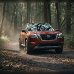 Nissan apuesta por el confort absoluto con este SUV. Sus asientos “zero gravity” están diseñados para reducir la fatiga en viajes largos, ofreciendo un soporte ergonómico superior. El interior utiliza materiales suaves al tacto con costuras visibles, y la suspensión filtra las imperfecciones del asfalto para lograr una conducción extremadamente cómoda.