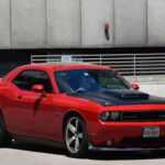 El Dodge Challenger third generation apostó por un diseño fiel al original, con una presencia robusta y líneas retro. Su estética prácticamente no cambió durante años, prueba de lo bien resuelto que estaba su diseño.