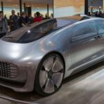El Mercedes-Benz F 015 Luxury in Motion, presentado en 2015, redefinió completamente el concepto de automóvil. Pensado como un vehículo autónomo, ofrecía un interior tipo salón con asientos enfrentados y una experiencia centrada en el confort y la conectividad. Su diseño futurista y sus tecnologías avanzadas lo convertían en una visión clara del futuro de la movilidad. Aunque no se produjo, muchas de sus ideas siguen influyendo en el desarrollo de vehículos autónomos actuales.