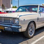 El Dodge Dart GTS con motor 426 Hemi es uno de los sleepers más impresionantes de los años 60. Capaz de hacer el 0 a 100 km/h en 4,7 segundos, superaba a modelos más famosos gracias a su menor peso. Su extrema rareza lo convierte hoy en una pieza muy codiciada.