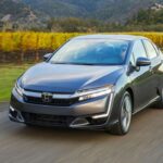 El Honda Clarity PHEV solucionó uno de los grandes problemas del Clarity Electric: la autonomía. Con 42 millas eléctricas y hasta 330 millas combinadas, ofrecía una alternativa realista para el día a día. A pesar de su diseño controvertido, su eficiencia y confort lo convierten en uno de los modelos más completos de Honda en electrificación.