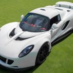 El Hennessey Venom GT logró una velocidad de 270 mph (435 km/h) en 2014, aunque sin homologación oficial. Con un motor V8 biturbo de 1.244 CV y un chasis ultraligero, se convirtió en un referente clave en la evolución de los coches más rápidos.