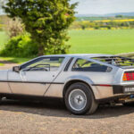 El DMC-12 puede no haber sido un éxito comercial, pero su diseño es inolvidable. Sus llantas aportan un toque distintivo que complementa su estética futurista y minimalista.