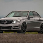 El Mercedes-Benz W204 es una berlina que envejece con dignidad. Robusto, sobrio y bien construido, ofrece una experiencia premium sin excesos. Con un mantenimiento adecuado, sigue siendo una opción muy sólida.