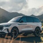 MSRP: $53,955
Fiabilidad solo promedio (57/100) y características de lujo restringidas a las versiones top elevan los costos de mantenimiento y complican su compra inteligente.