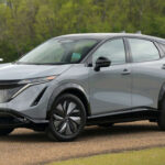 El Nissan Ariya apuesta por la discreción en un mercado cada vez más llamativo. Ofrece entre 267 y más de 300 millas de autonomía según versión, con un enfoque centrado en confort y facilidad de uso. No destaca en nada concreto, pero es una opción equilibrada y racional.