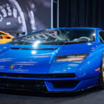 El Lamborghini Countach redefinió el concepto de coche exótico con sus líneas angulares y puertas de tijera. Es uno de los diseños más radicales y reconocibles de la historia.