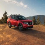 El Nissan Pathfinder 2025 ofrece potencia suficiente, pero sin emoción. Su transmisión presenta dificultades en pendientes, evitando reducir marchas cuando debería, lo que impacta negativamente en la conducción.