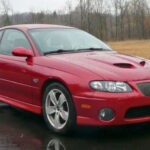 El Pontiac GTO ofrecía potencia V8 y tracción trasera, pero su diseño discreto le jugó en contra. Bajo esa apariencia se escondía un auténtico muscle car.