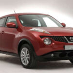 El Nissan Juke de primera generación fue uno de los diseños más polémicos de su época, con ópticas divididas y proporciones extremas. Sin embargo, hoy se reconoce como un modelo disruptivo que redefinió el concepto de crossover urbano.
