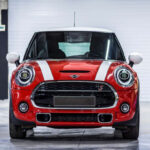 El Mini Cooper S revolucionó el concepto de coche compacto deportivo. Su agilidad, tamaño reducido y comportamiento en rally lo convirtieron en un icono del automovilismo urbano y de competición. Su legado sigue vivo en las versiones modernas del modelo.