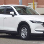 El Mazda CX-5 es perfecto si se busca un SUV compacto. Ofrece una posición de conducción elevada, buen espacio interior y un manejo sencillo, sin ser excesivamente grande o difícil de controlar.