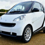 Extremadamente compacto y peculiar. En ciudad cumple, pero en vías rápidas transmite menos estabilidad y protección de la deseable para aprender.