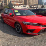 El Civic es uno de los ejemplos más claros de durabilidad bien lograda. Motores eficientes, bajo peso y una ingeniería simple hacen que el desgaste general sea menor. Muchos superan los 300.000 km con mantenimiento básico, y es común que se vendan funcionando perfectamente, no porque fallen sino porque el dueño decide cambiarlo.