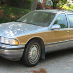 Grande, anticuado y poco atractivo para el público joven, este modelo parecía destinado al olvido. Pero su motor V8 LT1, compartido con deportivos, lo convirtió en una rareza fascinante. Las versiones wagon son ahora piezas de culto.