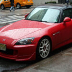 Un deportivo puro que nunca buscó impresionar con números exagerados. Su motor giraba a altísimas revoluciones y su caja manual es considerada una de las mejores de la historia. Ligero, equilibrado y preciso, es un auto que recompensa al conductor como pocos.